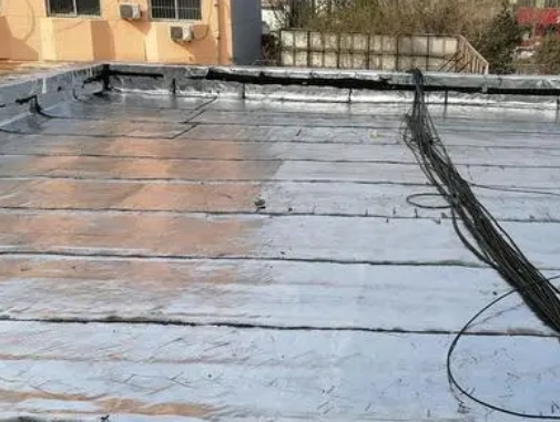 阜新市卫生间漏水维修公司分享下阜新市屋面楼顶防水刚性防水层施工要点。